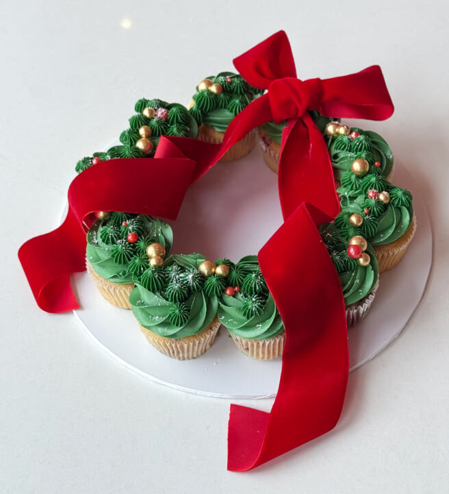 Christmas Wreath Cake Decorating and Sip Class