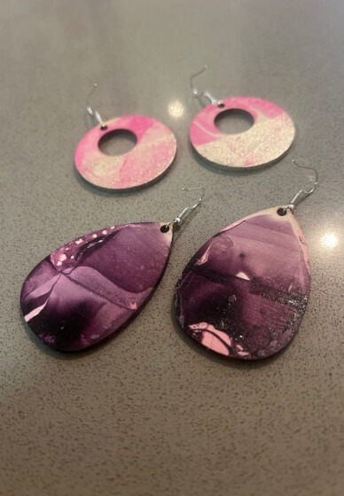 Christmas Ornament Marbling with Nail Polish Workshop with Wilma
