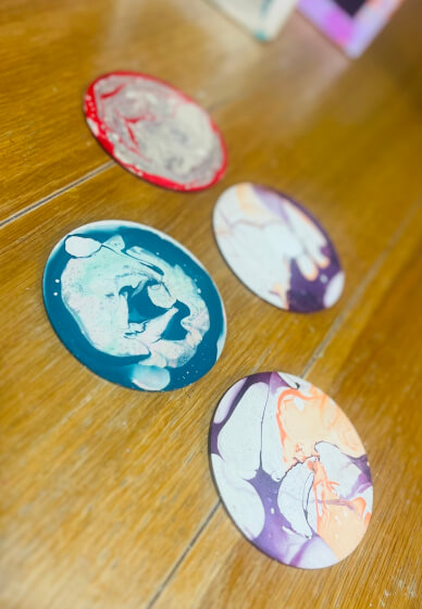 Christmas Ornament Marbling with Nail Polish Workshop with Wilma