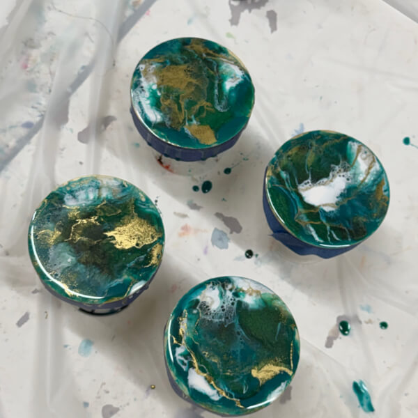 Resin Art Class: Cheeseboard and Coasters review by Carolina Hernandez - Sydney
